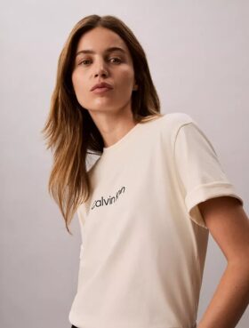 Camiseta de cuello redondo con corte holgado y logotipo estándar