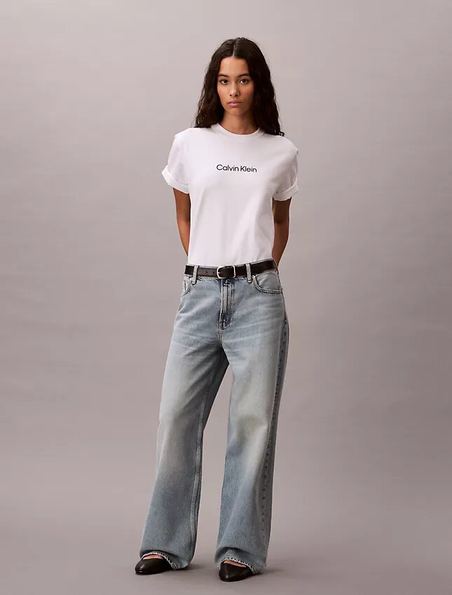 Camiseta de cuello redondo con corte holgado y logotipo estándar Camiseta de cuello redondo con corte holgado y logotipo estándar