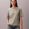 Camiseta de cuello redondo con corte holgado y logotipo estándar Camiseta de cuello redondo con corte holgado y logotipo estándar