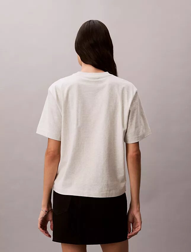 Camiseta de cuello redondo con corte holgado y logotipo estándar Camiseta de cuello redondo con corte holgado y logotipo estándar