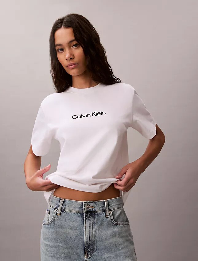 Camiseta de cuello redondo con corte holgado y logotipo estándar Camiseta de cuello redondo con corte holgado y logotipo estándar