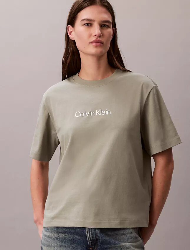 Camiseta de cuello redondo con corte holgado y logotipo estándar Camiseta de cuello redondo con corte holgado y logotipo estándar