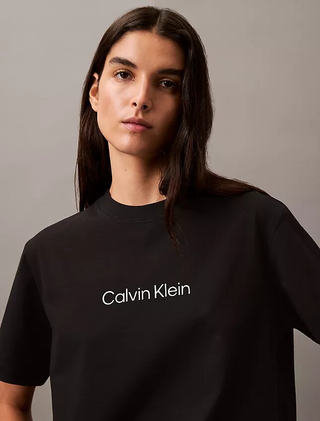Camiseta de cuello redondo con corte holgado y logotipo estándar Camiseta de cuello redondo con corte holgado y logotipo estándar