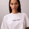 Camiseta de cuello redondo con corte holgado y logotipo estándar Camiseta de cuello redondo con corte holgado y logotipo estándar