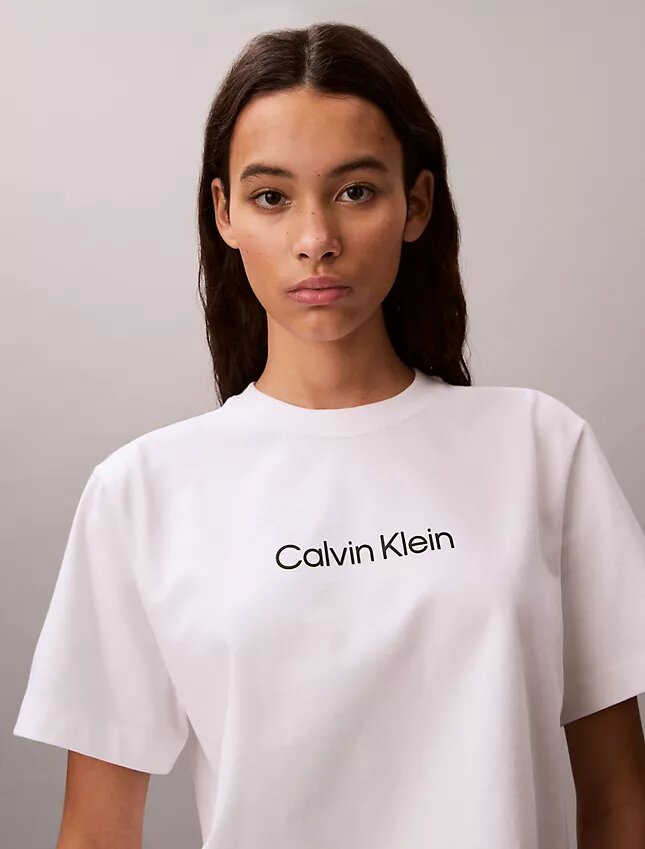 Camiseta de cuello redondo con corte holgado y logotipo estándar Camiseta de cuello redondo con corte holgado y logotipo estándar