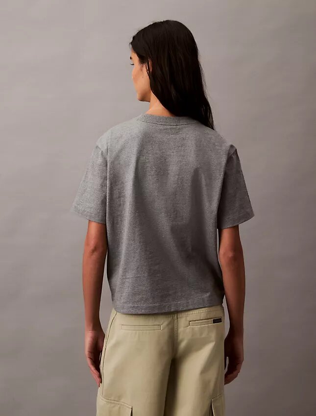 Camiseta de cuello redondo con corte holgado y logotipo estándar Camiseta de cuello redondo con corte holgado y logotipo estándar