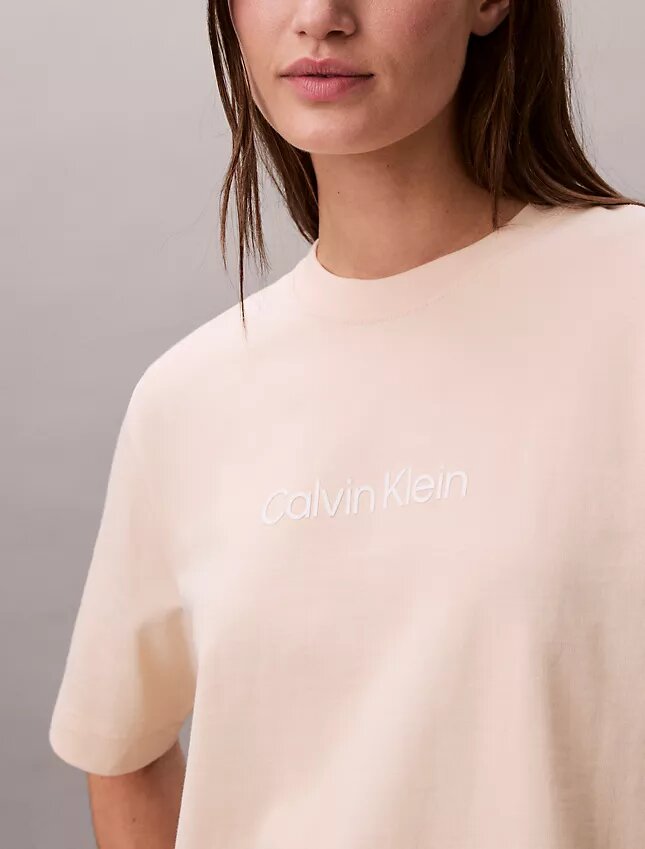 Camiseta de cuello redondo con corte holgado y logotipo estándar Camiseta de cuello redondo con corte holgado y logotipo estándar