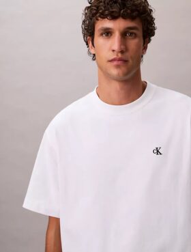 Camiseta de cuello redondo holgada con logotipo de archivo