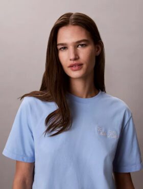 Camiseta holgada con gráfico de Calvin Klein en cursiva