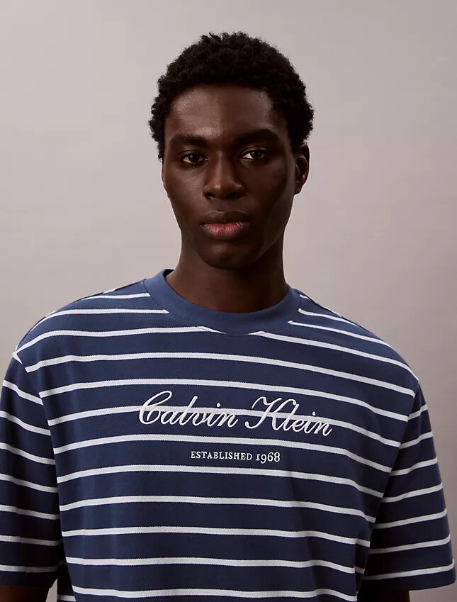 Camiseta holgada con gráfico de logotipo a rayas Camiseta holgada con gráfico de logotipo a rayas