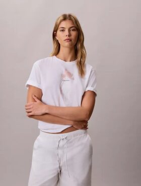 Camiseta holgada con gráfico floral del logotipo