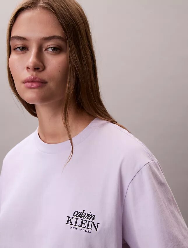Camiseta holgada con logotipo bordado Camiseta holgada con logotipo bordado