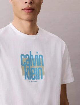 Camiseta moderna con logotipo gráfico de Calvin Klein
