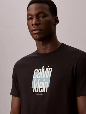 Camiseta moderna con logotipo gráfico de Calvin Klein