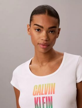 Camiseta Pride de cuello redondo ajustado