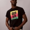 Camiseta sencilla con bloque del logotipo del Orgullo Camiseta sencilla con bloque del logotipo del Orgullo
