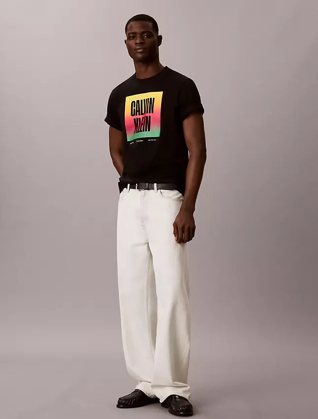 Camiseta sencilla con bloque del logotipo del Orgullo Camiseta sencilla con bloque del logotipo del Orgullo