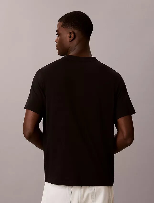 Camiseta sencilla con bloque del logotipo del Orgullo Camiseta sencilla con bloque del logotipo del Orgullo
