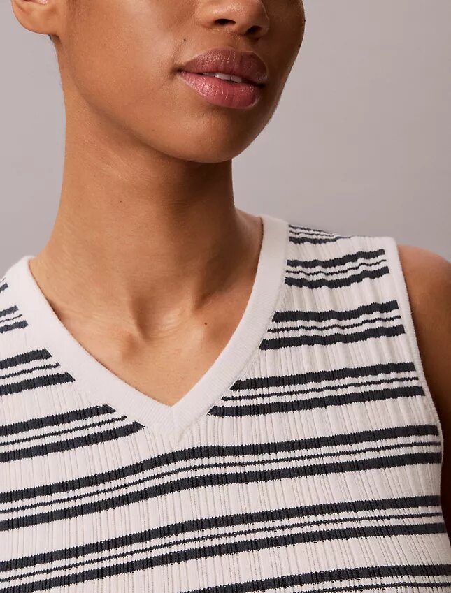 Camiseta sin mangas con cuello en V acanalado Camiseta sin mangas con cuello en V acanalado