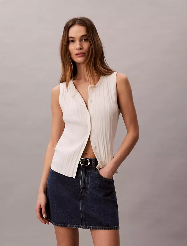 Camiseta sin mangas de algodón liso con botones y canalé Camiseta sin mangas de algodón liso con botones y canalé
