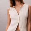 Camiseta sin mangas de algodón liso con botones y canalé Camiseta sin mangas de algodón liso con botones y canalé