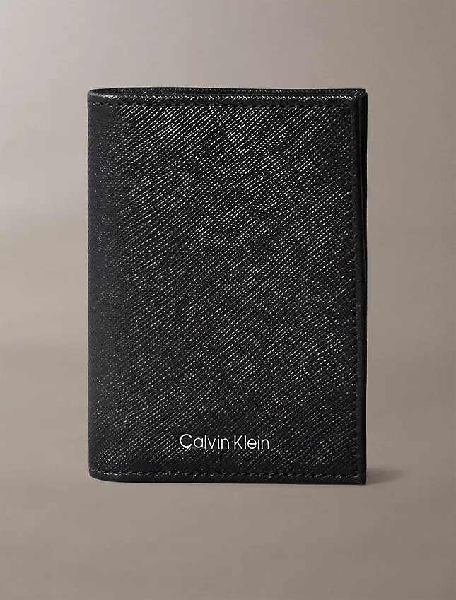 Cartera compacta de doble pliegue Saffiano refinada Cartera compacta de doble pliegue Saffiano refinada
