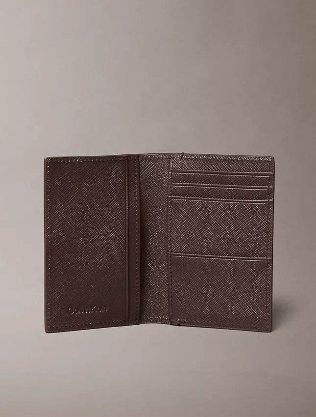 Cartera compacta de doble pliegue Saffiano refinada Cartera compacta de doble pliegue Saffiano refinada