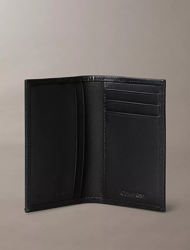 Cartera compacta de doble pliegue Saffiano refinada Cartera compacta de doble pliegue Saffiano refinada