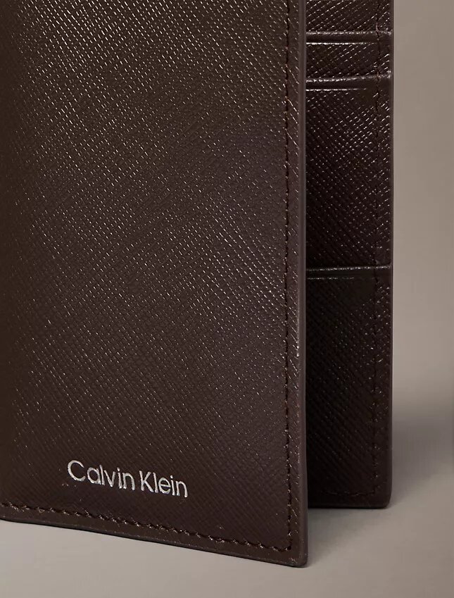 Cartera compacta de doble pliegue Saffiano refinada Cartera compacta de doble pliegue Saffiano refinada
