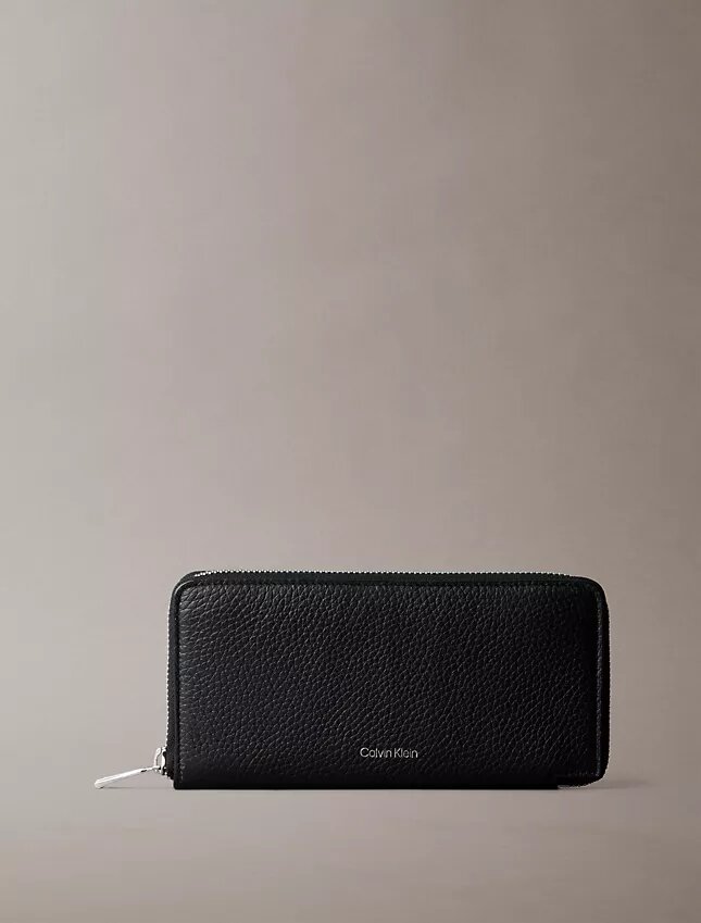 Cartera con cremallera y logotipo en relieve metalizado Cartera con cremallera y logotipo en relieve metalizado