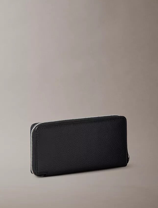 Cartera con cremallera y logotipo en relieve metalizado Cartera con cremallera y logotipo en relieve metalizado