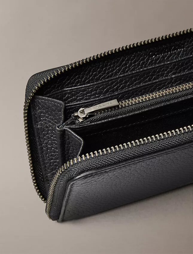 Cartera con cremallera y logotipo en relieve metalizado Cartera con cremallera y logotipo en relieve metalizado