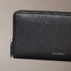 Cartera con cremallera y logotipo en relieve metalizado Cartera con cremallera y logotipo en relieve metalizado