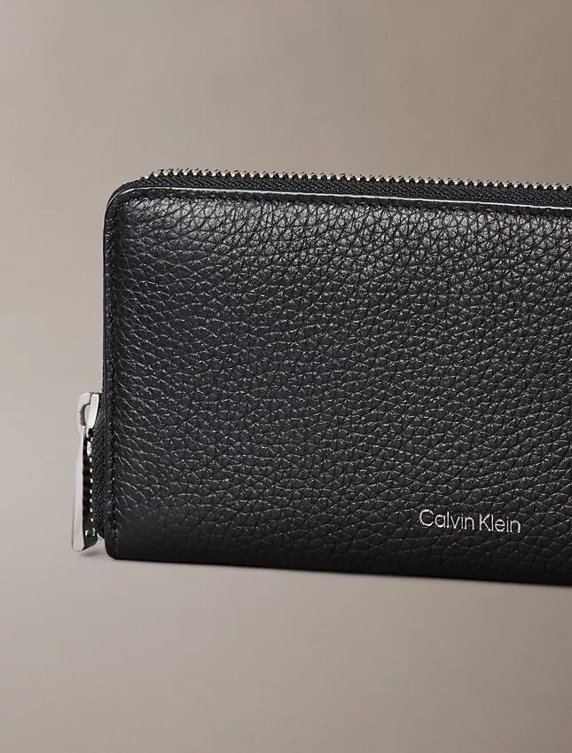 Cartera con cremallera y logotipo en relieve metalizado Cartera con cremallera y logotipo en relieve metalizado