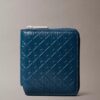 Cartera con cremallera y logotipo en relieve por toda la superficie Cartera con cremallera y logotipo en relieve por toda la superficie