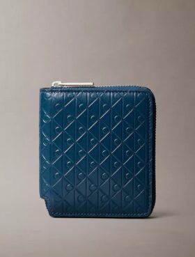 Cartera con cremallera y logotipo en relieve por toda la superficie Cartera con cremallera y logotipo en relieve por toda la superficie