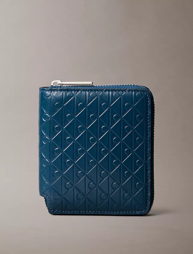 Cartera con cremallera y logotipo en relieve por toda la superficie Cartera con cremallera y logotipo en relieve por toda la superficie