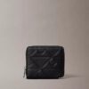 Cartera con cremallera y logotipo en relieve por toda la superficie Cartera con cremallera y logotipo en relieve por toda la superficie