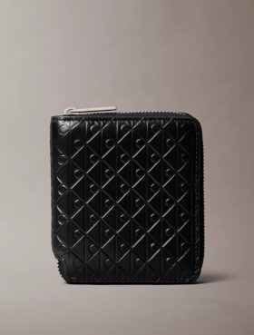 Cartera con cremallera y logotipo en relieve por toda la superficie Cartera con cremallera y logotipo en relieve por toda la superficie