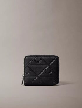 Cartera con cremallera y logotipo en relieve por toda la superficie Cartera con cremallera y logotipo en relieve por toda la superficie