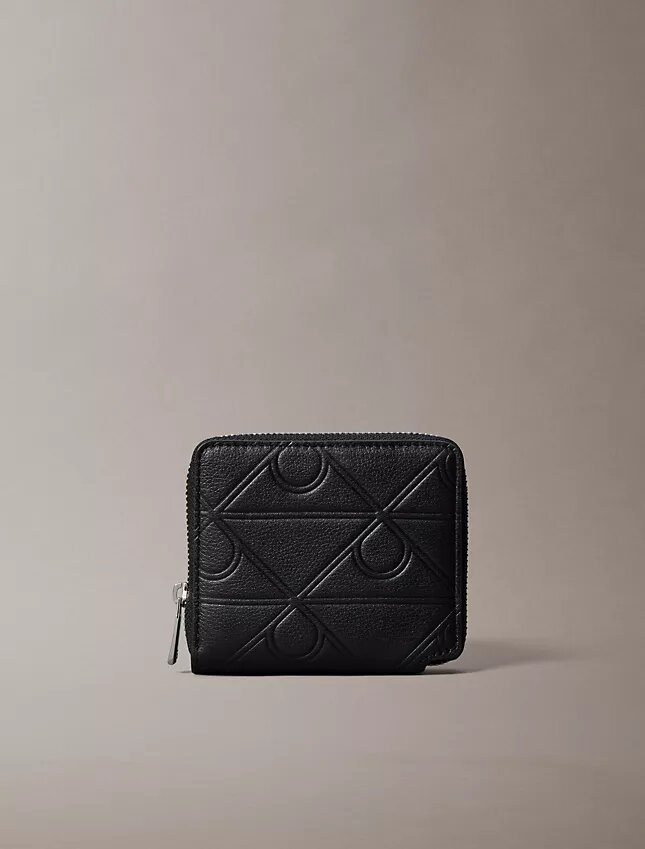Cartera con cremallera y logotipo en relieve por toda la superficie Cartera con cremallera y logotipo en relieve por toda la superficie