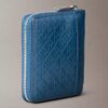 Cartera con cremallera y logotipo en relieve por toda la superficie Cartera con cremallera y logotipo en relieve por toda la superficie