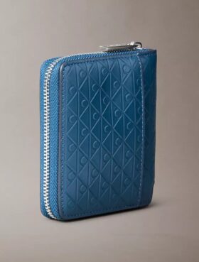 Cartera con cremallera y logotipo en relieve por toda la superficie Cartera con cremallera y logotipo en relieve por toda la superficie