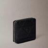 Cartera con cremallera y logotipo en relieve por toda la superficie Cartera con cremallera y logotipo en relieve por toda la superficie
