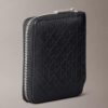 Cartera con cremallera y logotipo en relieve por toda la superficie Cartera con cremallera y logotipo en relieve por toda la superficie