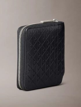 Cartera con cremallera y logotipo en relieve por toda la superficie Cartera con cremallera y logotipo en relieve por toda la superficie