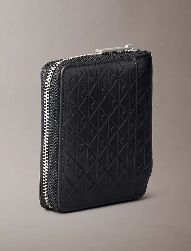 Cartera con cremallera y logotipo en relieve por toda la superficie Cartera con cremallera y logotipo en relieve por toda la superficie