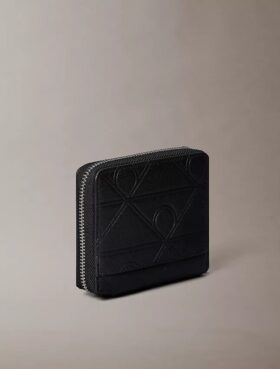 Cartera con cremallera y logotipo en relieve por toda la superficie Cartera con cremallera y logotipo en relieve por toda la superficie