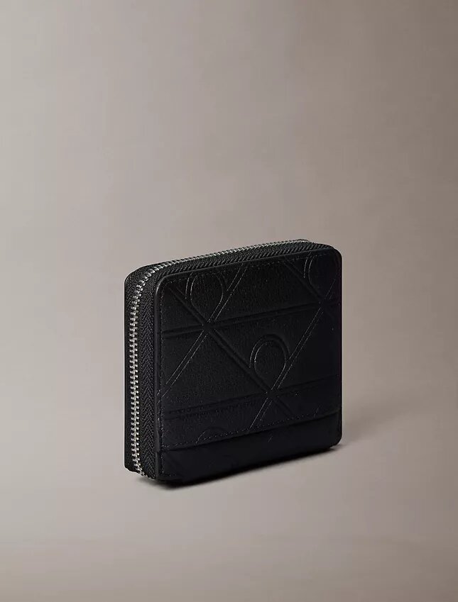 Cartera con cremallera y logotipo en relieve por toda la superficie Cartera con cremallera y logotipo en relieve por toda la superficie