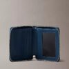 Cartera con cremallera y logotipo en relieve por toda la superficie Cartera con cremallera y logotipo en relieve por toda la superficie